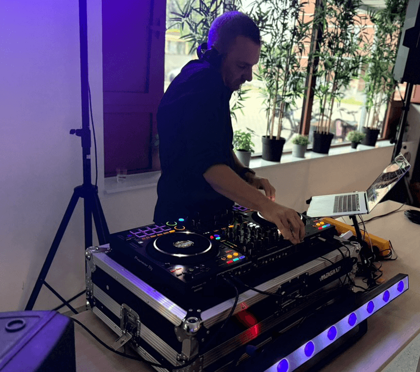 DJ booth klaar voor trouwfeest