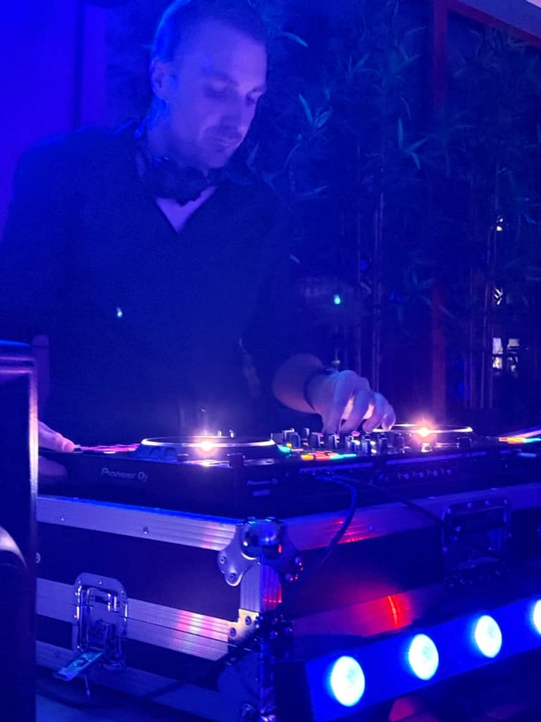 DJ Stijn tijdens energieke set