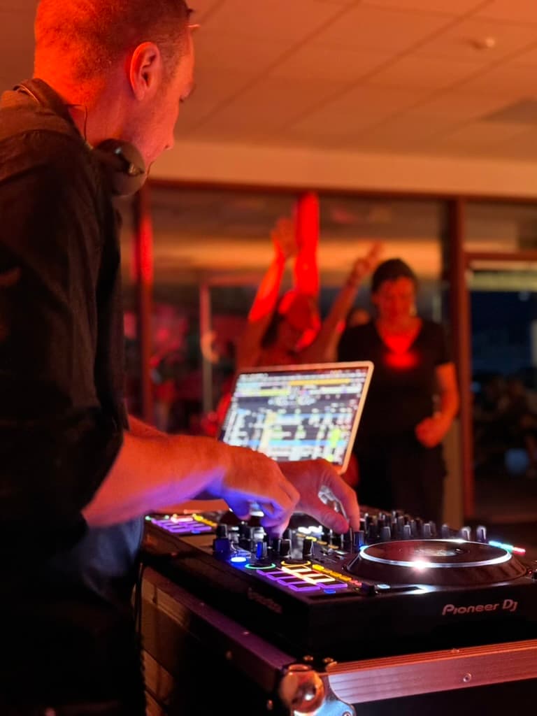 Publiek geniet van de muziek