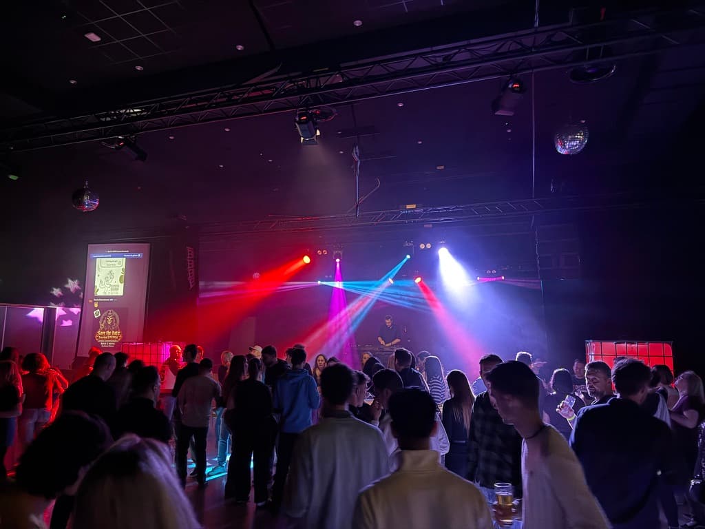 Professionele DJ setup van DJ Stijn klaar voor een event