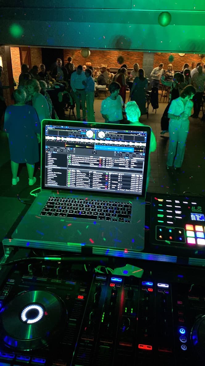 Afterwork sfeerbeeld – DJ set en publiek