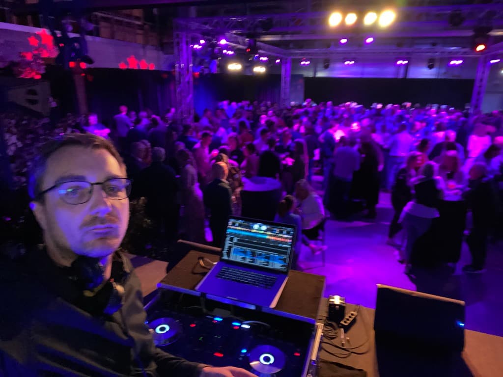 Networking moment met achtergrondmuziek