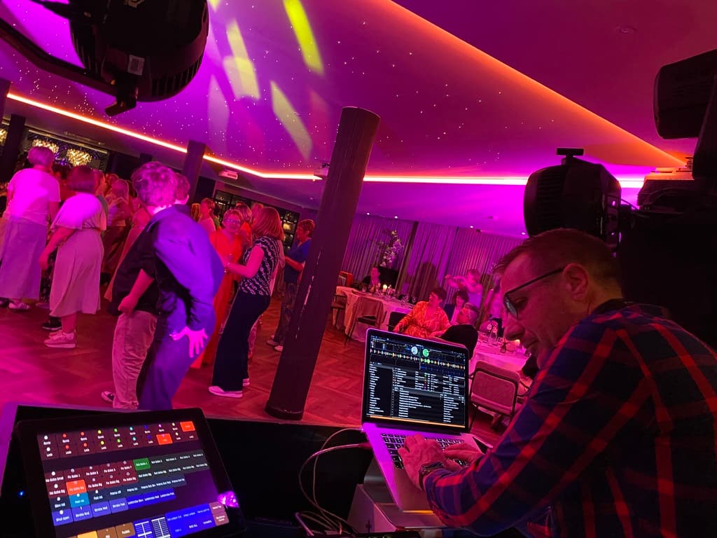 DJ booth op bedrijfslocatie