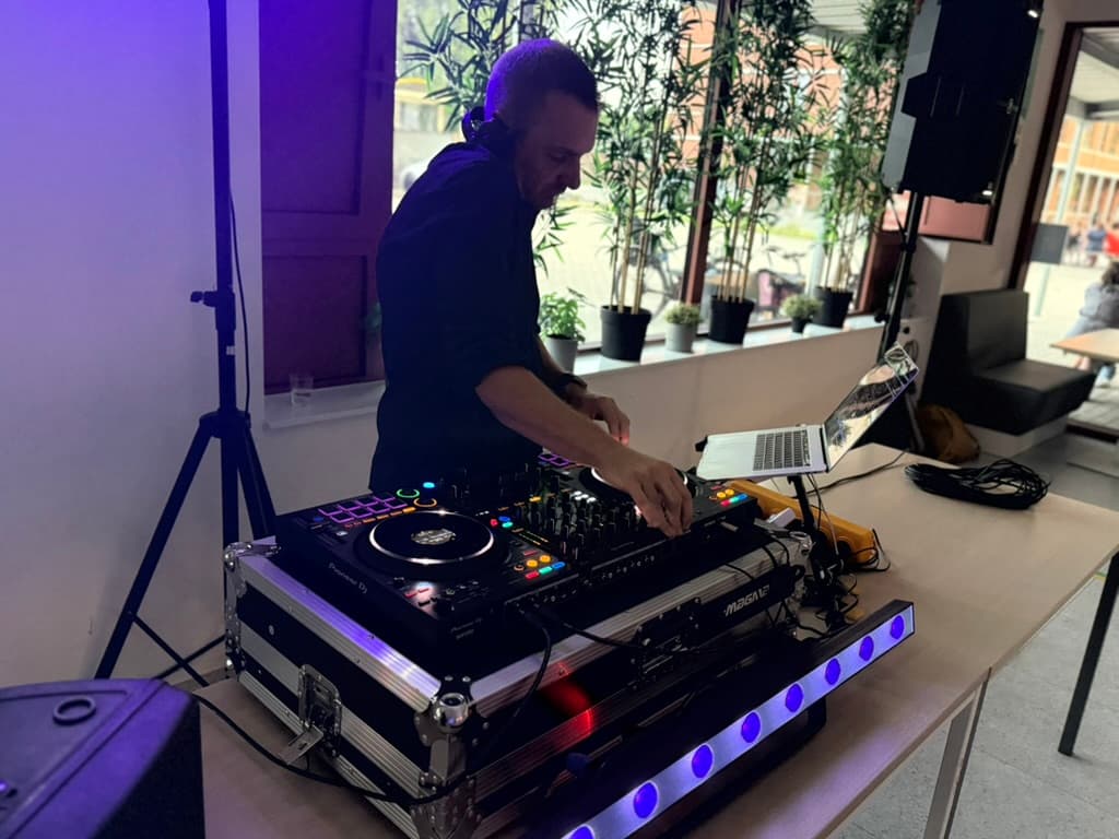 DJ booth met lichtshow