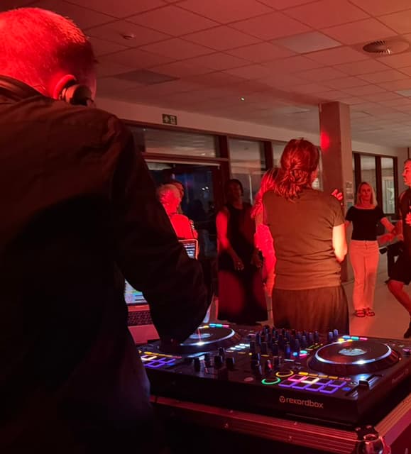 DJ Stijn in actie op fuif