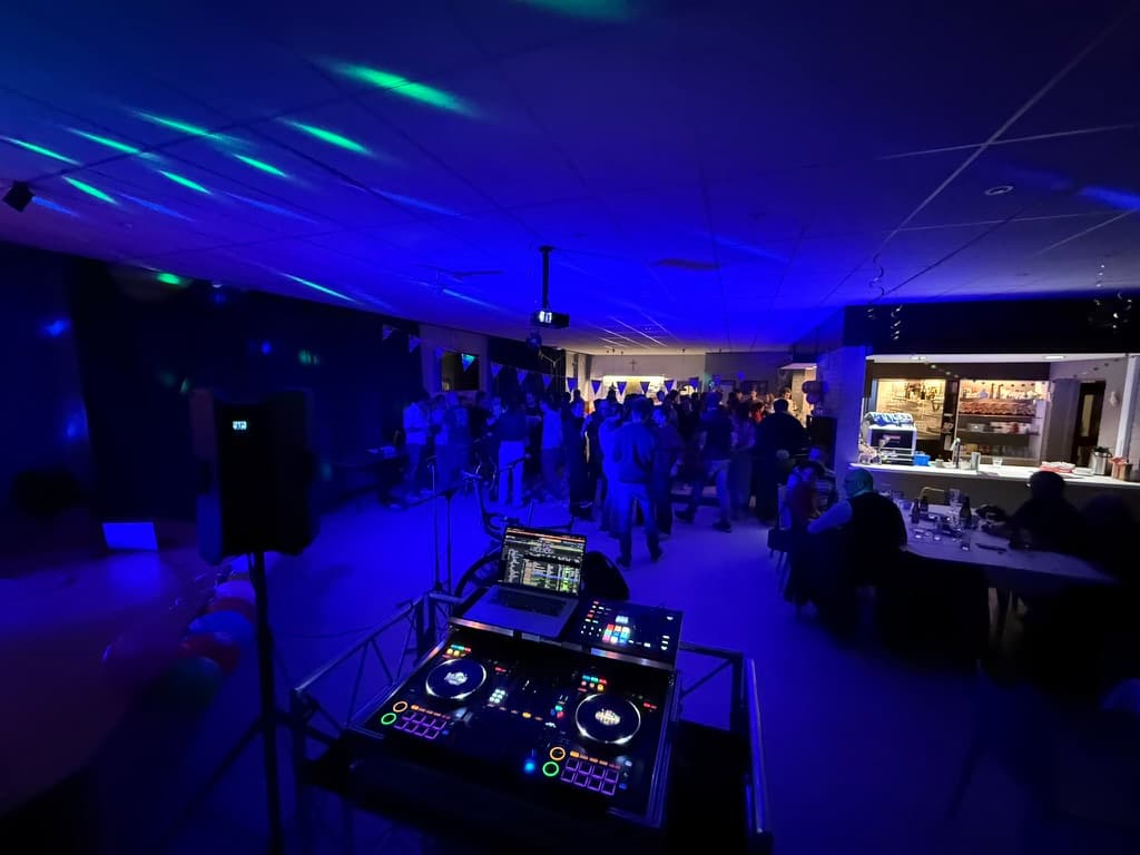 Volle dansvloer tijdens trouwfeest