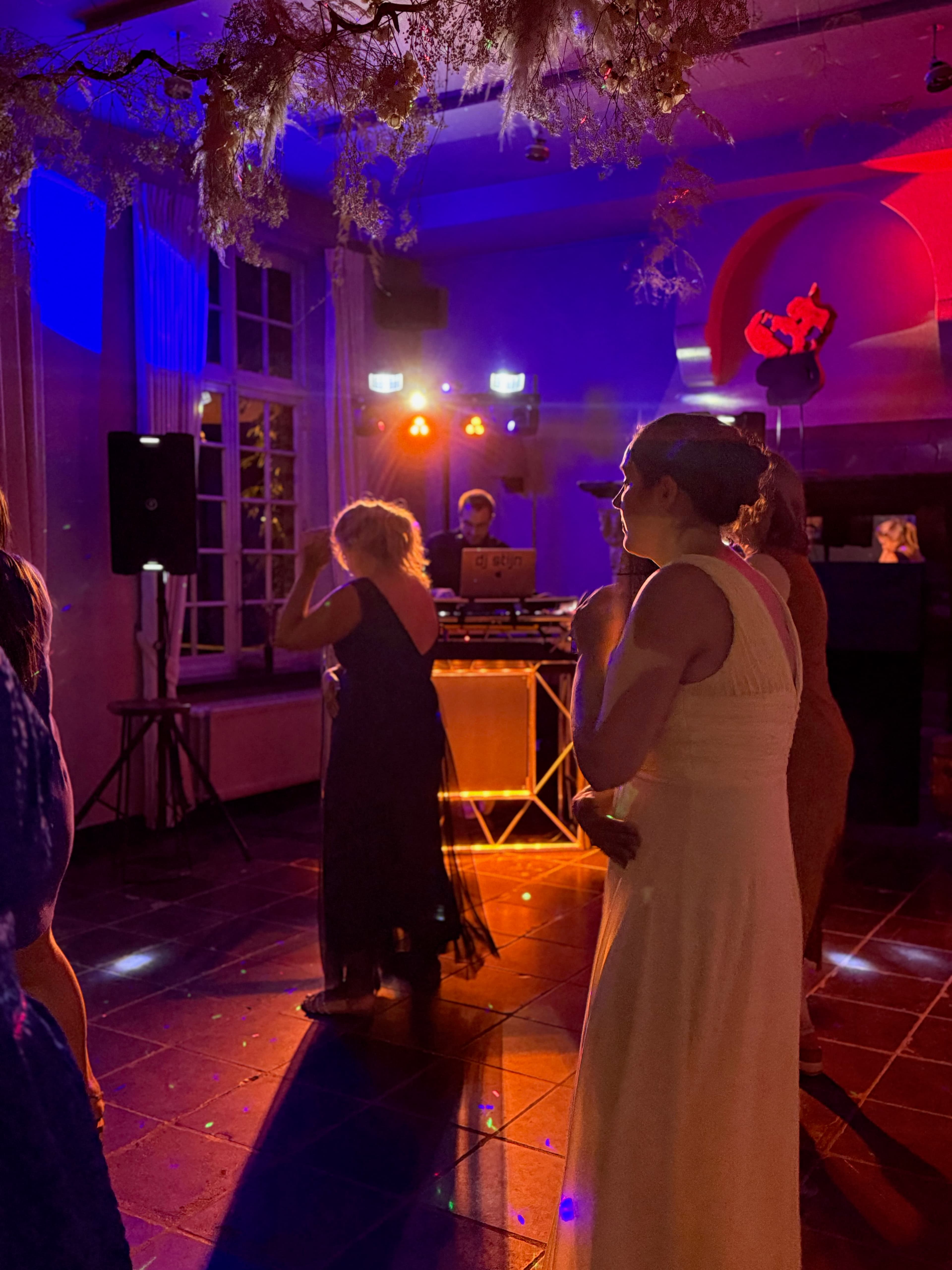 Sfeerbeeld van een geslaagd trouwfeest met DJ Stijn in Beernem