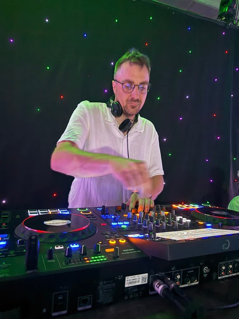 DJ Stijn mixt voor een volle dansvloer