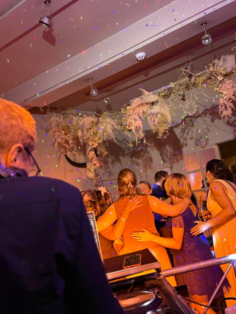 DJ Stijn aan het werk op een trouwfeest