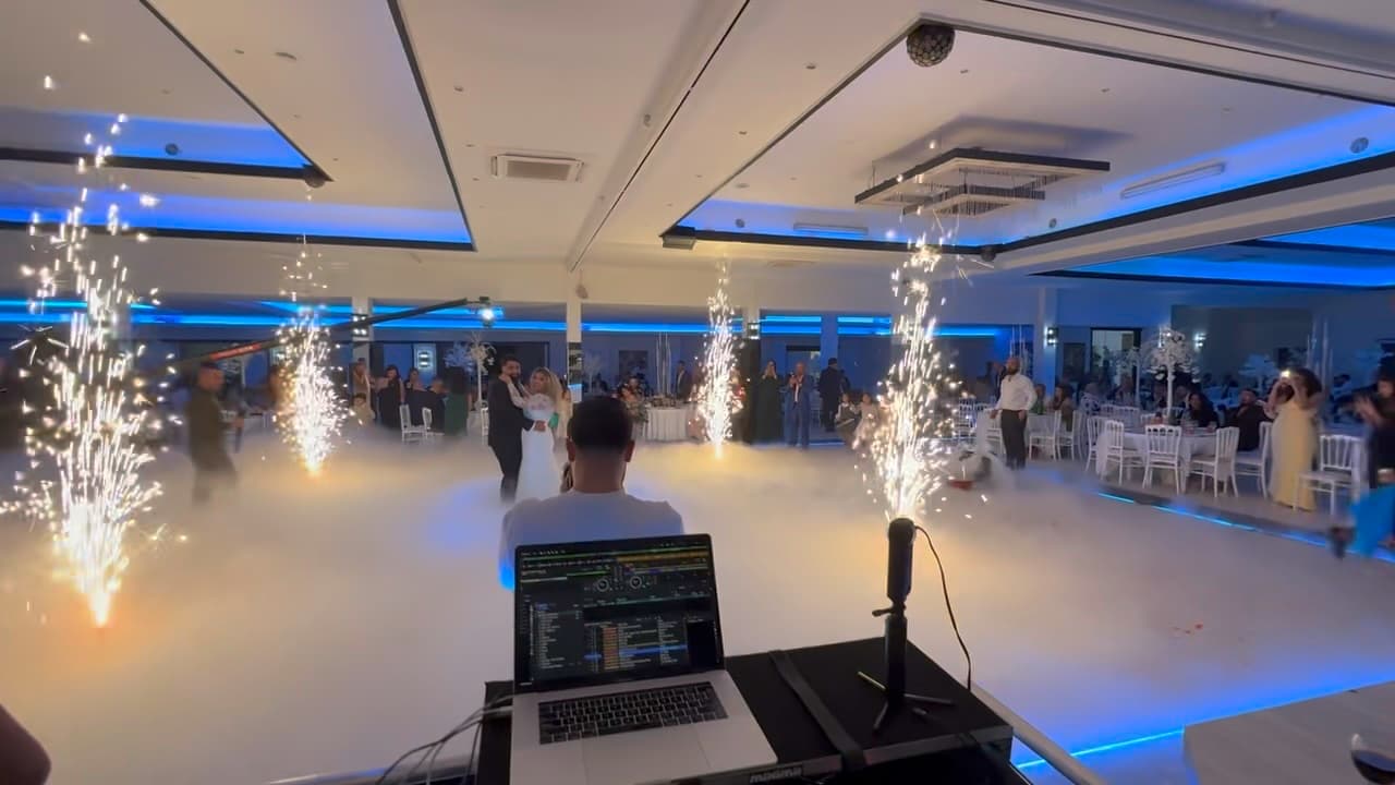 Volle dansvloer tijdens trouwfeest